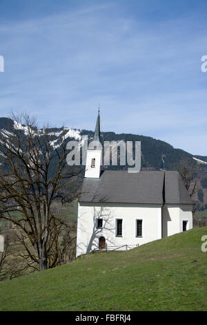 Kapelle vor der Burg Kaprun im Pinzgau, Österreich. Stockfoto