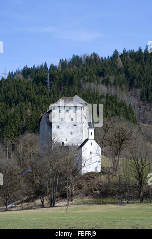 Burg Kaprun befindet sich eine mittelalterliche Festung vor des Berges Kitzsteinhorn, Österreich. Stockfoto