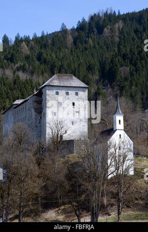 Burg Kaprun befindet sich eine mittelalterliche Festung vor des Berges Kitzsteinhorn, Österreich. Stockfoto