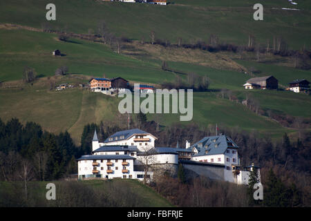 Mittersill-Palast, befindet sich im Bezirk Pinzgau, Österreich, Foto im Frühling. Stockfoto