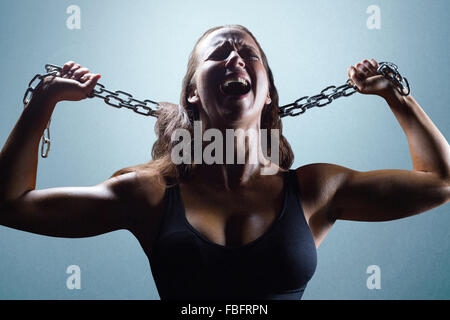 Zusammengesetztes Bild aggressive Sportlerin mit Kette Stockfoto