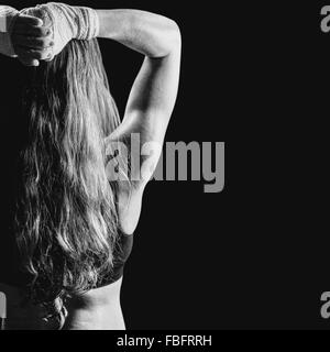 Zusammengesetztes Bild der Rückansicht der Boxerin mit langen braunen Haaren Stockfoto