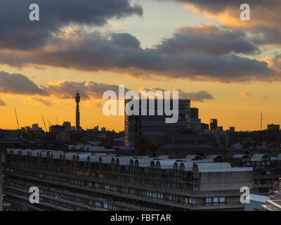 Der Post Office Tower im Hintergrund mit dem Barbican Centre im Vordergrund Stockfoto