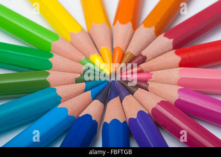 Bleistifte anordnen in Farbrad Stockfoto