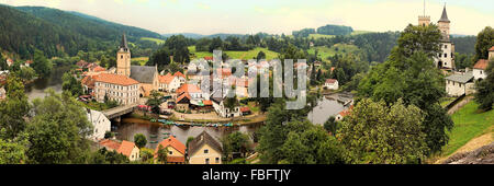 Berühmte historische Panorama des Rozumberk, Schloss in Staatsbesitz und Stadt 160 km oder 100 Meilen südlich von Prag auf der Moldau V Stockfoto