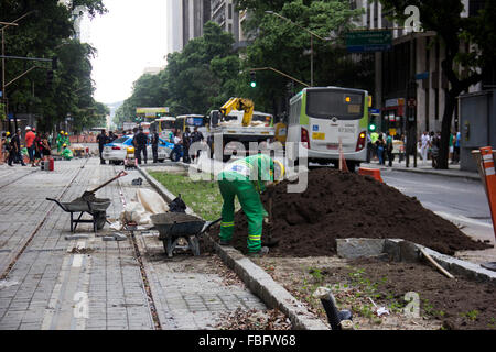 Rio De Janeiro, Brasilien, 15. Januar 2016: einer der Hauptstraßen der Innenstadt von Rio geschlossen wurde, um einen Boulevard zu erstellen. Die Rio Branco Avenue in der Innenstadt haben eine Strecke von 700 Meter, die nur mit dem VLT, Fahrrad oder zu Fuß erreichbar sein wird. Mit der Schließung der Fahrzeugverkehr ändert 82 Buslinien seinen Weg. VLT - werden Fahrzeug-Stadtbahn in Betrieb rechtzeitig für die Olympischen Spiele 2016 in Rio. Bildnachweis: Luiz Souza/Alamy Live-Nachrichten Stockfoto