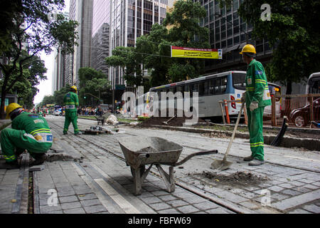 Rio De Janeiro, Brasilien, 15. Januar 2016: einer der Hauptstraßen der Innenstadt von Rio geschlossen wurde, um einen Boulevard zu erstellen. Die Rio Branco Avenue in der Innenstadt haben eine Strecke von 700 Meter, die nur mit dem VLT, Fahrrad oder zu Fuß erreichbar sein wird. Mit der Schließung der Fahrzeugverkehr ändert 82 Buslinien seinen Weg. VLT - werden Fahrzeug-Stadtbahn in Betrieb rechtzeitig für die Olympischen Spiele 2016 in Rio. Bildnachweis: Luiz Souza/Alamy Live-Nachrichten Stockfoto