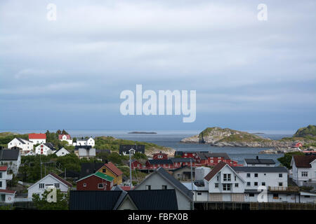 Henningsvær ist ein Fischerdorf auf mehreren kleinen Inseln vor der südlichen Küste von Austvagoya in den Lofoten-Arhipels Stockfoto