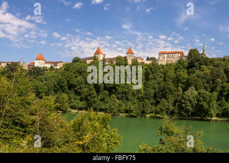 Burghausen ist die größte Stadt in Altötting Bezirk von Oberbayern in Deutschland und liegt an der Salzach in der Nähe der b Stockfoto