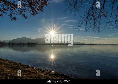 Foto am Chiemsee in Bayern, Deutschland, im Dezember. Stockfoto