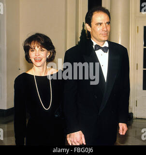 Washington, DC, USA, 6. Dezember 1992, Sally Field und ihr Ehemann Alan Greisman ankommen im Weißen Haus für die Kennedy Center Honors. Sally Margaret Field ist eine US-amerikanische Schauspielerin, Sänger, Produzent, Regisseur und Drehbuchautor. Sie ist bekannt für ihre führenden amerikanischen TV- und Filmrollen, vor allem in Gidget (1965 / 66), The Flying Nonne (1967 / 70), Sybil (1976), Smokey und der Bandit (1977), Hooper (1978), Norma Rae (1979), Abwesenheit der Bosheit (1981), Plätze im Herzen (1984), Magnolien aus Stahl (1989), nicht ohne meine Tochter (1991), Mrs Doubtfire (1993), Forrest Gump (1994), Credit: Mark Reinstein Stockfoto