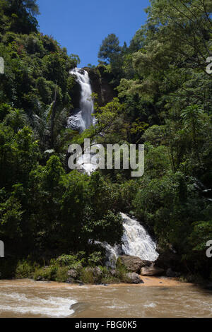 Ein Wasserfall namens Bambalu, dessen Wasser auf den Bambalu-Fluss in Bambalu, Kurra, Tana Toraja, Süd-Sulawesi, Indonesien fällt. Stockfoto