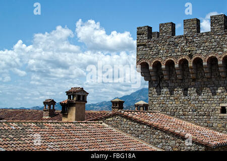 Castello di Amorosa ist eine Burg und ein Weingut in der Nähe von Calistoga, Kalifornien. Stockfoto