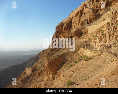 Masada in Israel bei Sonnenaufgang die Sonne wirft einen goldenen Gelbstich auf die Sandsteinfelsen Wandern Stockfoto