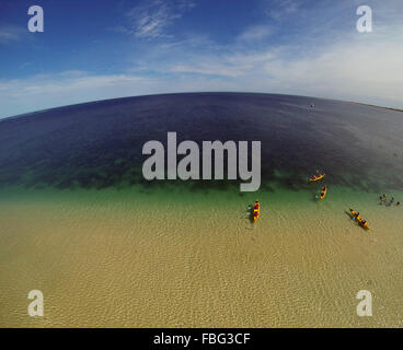 Kajakfahrer von Strand in Coral Bay, Ningaloo Reef Marine Park, Western Australia. Weder Herr PR Stockfoto