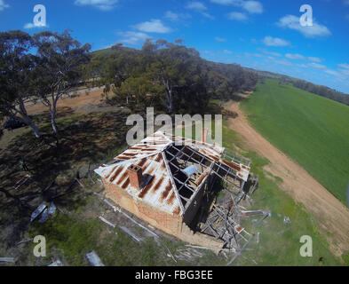 Luftaufnahme des verfallenen historischen Ferienhaus am grünen Weizen Feld, in der Nähe von Moora Wheatbelt Region, Western Australia Stockfoto