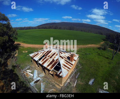 Luftaufnahme des verfallenen historischen Ferienhaus am grünen Weizen Feld, in der Nähe von Moora Wheatbelt Region, Western Australia Stockfoto