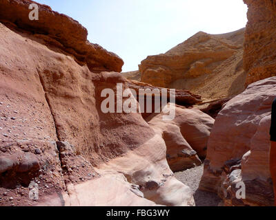 Schöne Farben und Beleuchtung in der Meerenge von Red Canyon in den Bergen des südlichen Eilat, Israel Stockfoto