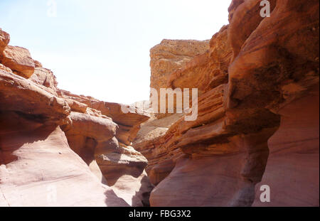 Schöne Farben und Beleuchtung in der Meerenge von Red Canyon in den Bergen des südlichen Eilat, Israel Stockfoto