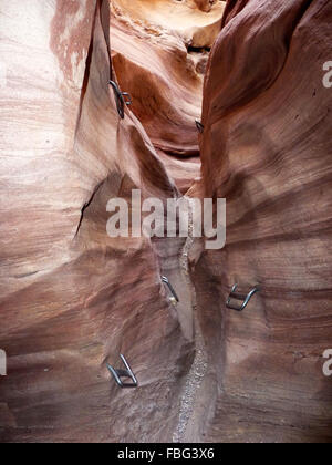 Schöne Farben und Beleuchtung in der Meerenge von Red Canyon in den Bergen des südlichen Eilat, Israel Stockfoto