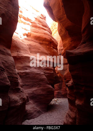 Schöne Farben und Beleuchtung in der Meerenge von Red Canyon in den Bergen des südlichen Eilat, Israel Stockfoto