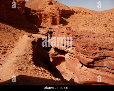 Schöne Sandsteinfelsen von Red Canyon in den Bergen des südlichen Eilat, Israel Stockfoto