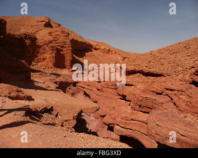 Schöne Sandsteinfelsen und verengt sich von oben in den Red Canyon in den Bergen des südlichen Eilat, Israel Stockfoto