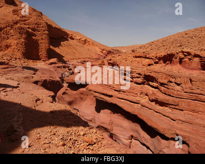 Schöne Sandsteinfelsen von Red Canyon in den Bergen des südlichen Eilat, Israel Stockfoto