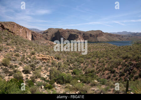 Der Theodore-Roosevelt-See in Arizona USA ist ein Wasserreservoir, das durch den Salt River und Tonto Creek gefüllt wird. Stockfoto