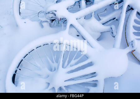 Ein Fahrrad ruht im Schnee nach einem Winter Schneesturm Stockfoto