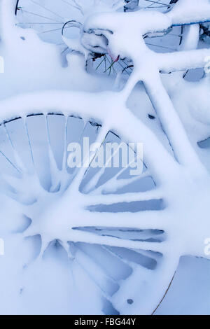 Ein Fahrrad ruht im Schnee nach einem Winter Schneesturm Stockfoto