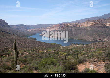 Der Theodore-Roosevelt-See in Arizona USA ist ein Wasserreservoir, das durch den Salt River und Tonto Creek gefüllt wird. Stockfoto