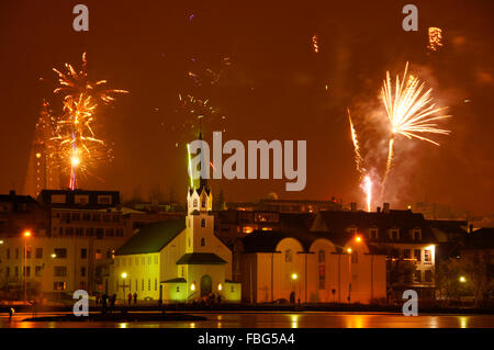 Raykiavik auf Island, um Mitternacht an Silvester. Stockfoto