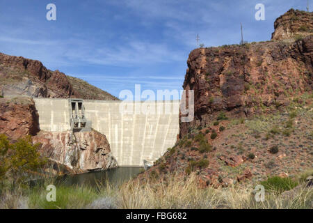 Theodore Roosevelt Dam ist ein Staudamm am Fluss Salz und Tonto Creek liegt nordöstlich von Phoenix, Arizona, USA. Stockfoto