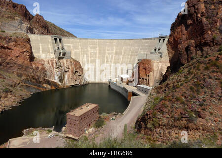 Theodore Roosevelt Dam ist ein Staudamm am Fluss Salz und Tonto Creek liegt nordöstlich von Phoenix, Arizona, USA. Stockfoto