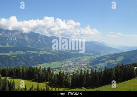 Blick vom Planai-Hochwurzen in Steiermark, Österreich, im August. Stockfoto