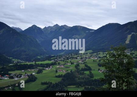 Flachau ist ein Dorf im Bezirk St. Johann Im Pongau im Salzburger Land, Österreich Stockfoto