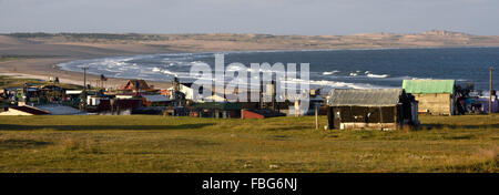 Cabo Polonio, Uruguay. 15. Januar 2016. Ansicht von Norden Strand von Cabo Polonio, Rocha Abteilung, 275km von Montevideo, der Hauptstadt von Uruguay, am 15. Januar 2016. Laut lokalen Presseberichten ist Nationalpark Cabo Polonio ein geschützter Bereich von Uruguay, die seit 2009 ist Teil des nationalen Systems von Schutzgebieten. Es ist ein Ort, der hat kein Strom und fließendes Wasser, so dass die Häuser von Kerzen, Laternen oder Solarenergie Leuchten, und das Wasser wird durch eine Pumpe oder einen Brunnen gewonnen und wird mit Gas beheizt. Der Eintrag von Touristen in den Park ist durch LKW 4 X 4. © Nicolas Celaya/Xinhua/Alamy Live-Nachrichten Stockfoto