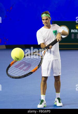 Melbourne, Australien. 16. Januar 2016. Roger Federer der Schweiz spielt ein Exhibition-Match bei einer "Kids Day" Aktivität vor der Australian Open 2016 im Melbourne Park in Melbourne, Australien, 16. Januar 2016. Bildnachweis: Bai Xue/Xinhua/Alamy Live-Nachrichten Stockfoto