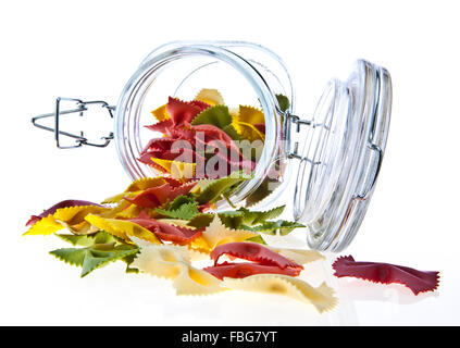 Bunte trockene Teigwaren in einem Glas auf weißem Hintergrund Stockfoto