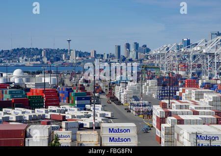 Containerkrane und Container im Hafen von Seattle. Seattle, Washington, USA Stockfoto