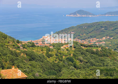 Küste des Tyrrhenischen Meeres auf der Insel Elba, Italien. Panorama von Marciana Marina. Blick von Marciana. Stockfoto