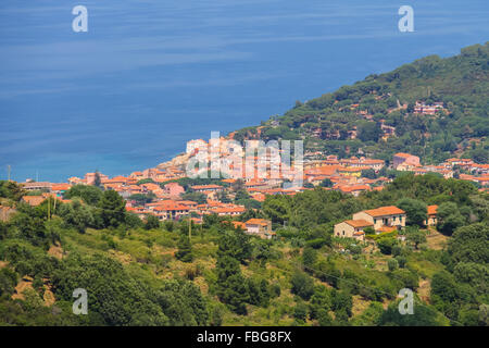 Küste des Tyrrhenischen Meeres auf der Insel Elba, Italien. Panorama von Marciana Marina. Blick von Marciana. Stockfoto