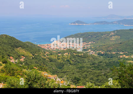 Küste des Tyrrhenischen Meeres auf der Insel Elba, Italien. Panorama von Marciana Marina. Blick von Marciana. Stockfoto