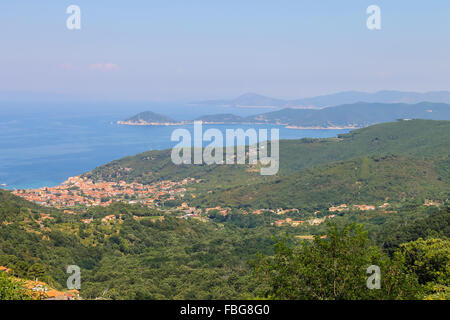 Küste des Tyrrhenischen Meeres auf der Insel Elba, Italien. Panorama von Marciana Marina. Blick von Marciana. Stockfoto