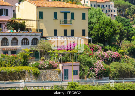 Malerische Wohnhäuser auf dem Hügel auf der Insel Elba, Marciana, Italien Stockfoto