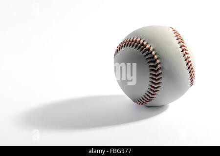 Nahaufnahme eines einzigen Leder Rindleder Baseball mit roten Nähten auf weiß Stockfoto