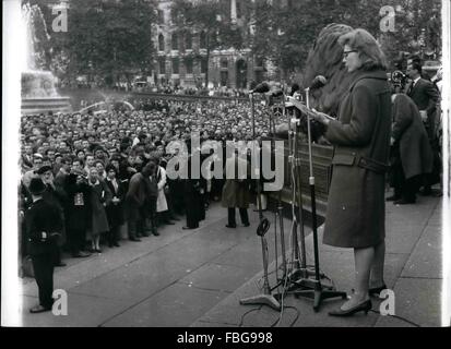 1967 - Ban die Bombe Protest In Trafalgar Square ein weiteres Verbot-The-Bomb-Demonstration fand in Londoner Trafalgar Square heute Nachmittag aus Protest gegen Atomwaffen. Die Organisatoren, der Ausschuss der 100, hatte '' Herr MacMillan und viele Persönlichkeiten eingeladen ''. Foto zeigt: Vanessa Redgrave Adressierung der Besprechung dieser Nachmittag. © Keystone Bilder USA/ZUMAPRESS.com/Alamy Live-Nachrichten Stockfoto