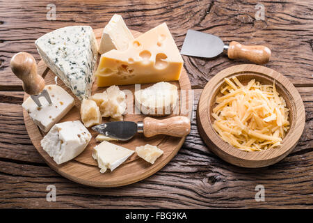 Verschiedene Käsesorten auf einem Holzbrett. Stockfoto