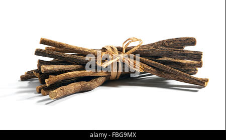 Einzelne Bündel von Schnitt und trockenen Süßholzwurzel auf weißem Hintergrund mit Schnur gebunden. Stockfoto